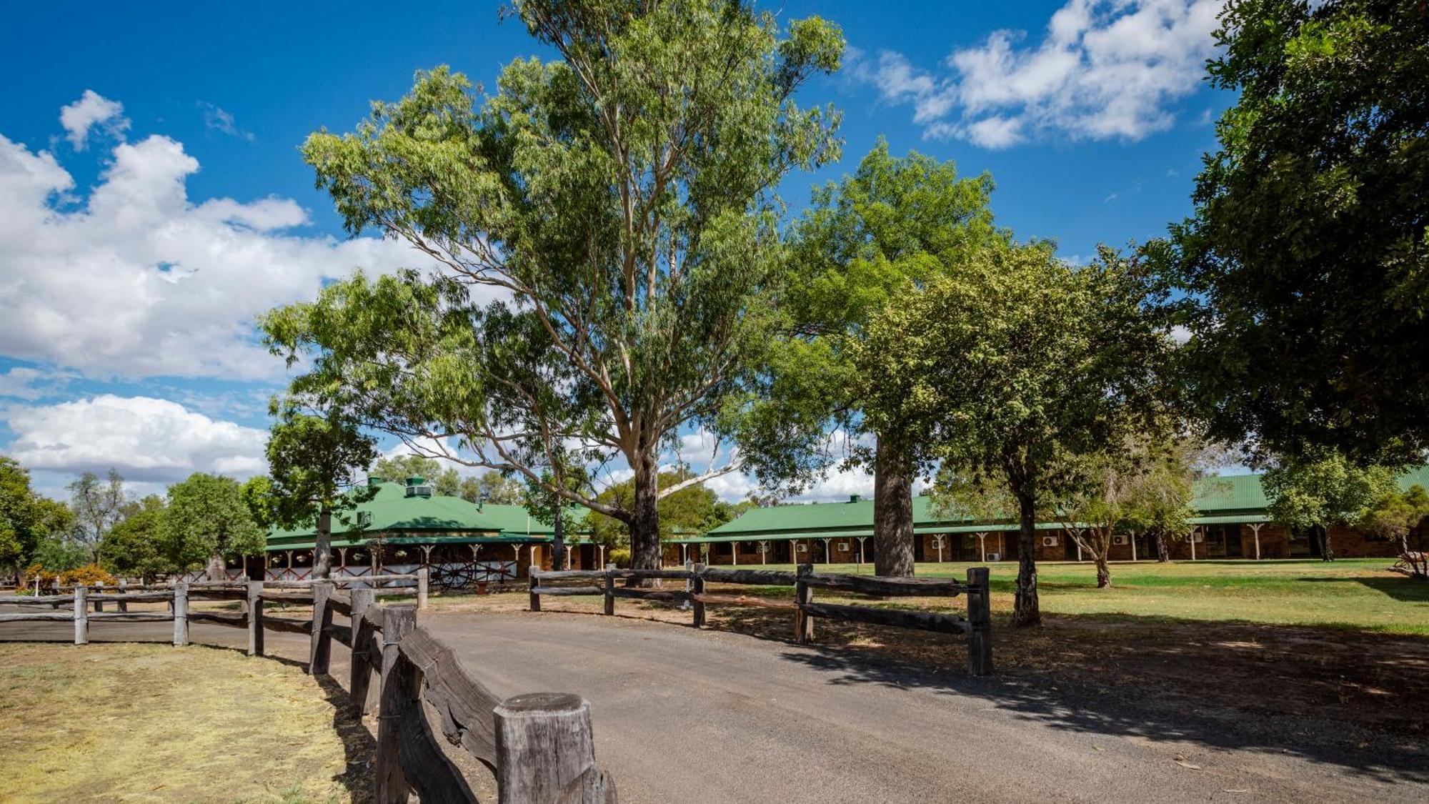 Overlander Homestead Motel Roma Εξωτερικό φωτογραφία
